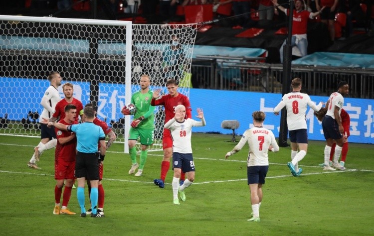  里尔vs巴黎焦点战，VAR介入改判引争议  